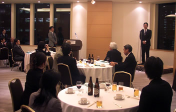 ハイアットリージェンシー東京で行われた納会で挨拶する三宅光雄会長