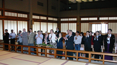 泉尾教会の神前に玉串を奉奠するIARF国際評議員たち