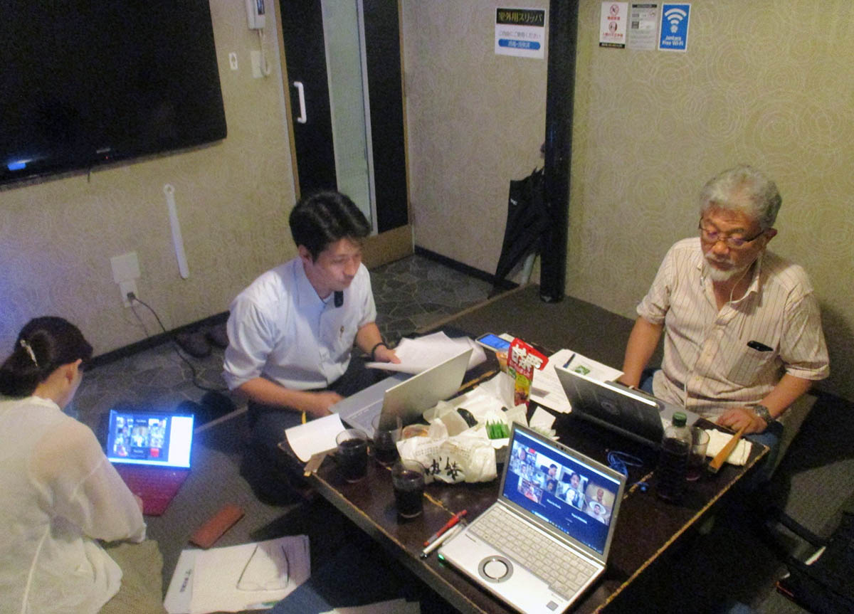  阪急茨木市駅付近のカラオケボックスに集まって国際評議員会に参加した