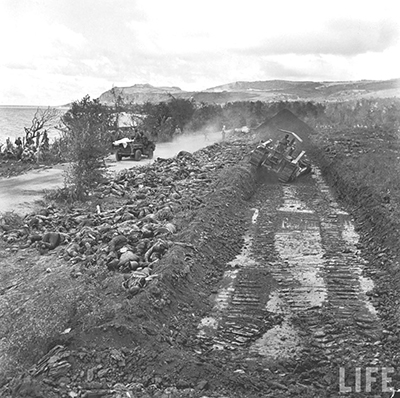 米軍による日本兵の集団埋葬の様子