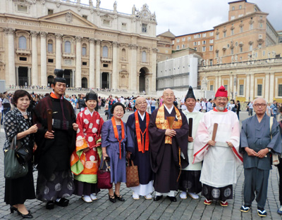 ローマ教皇との謁見を終えて、サンピエトロ大聖堂前に集う国際宗教同志会代表一行