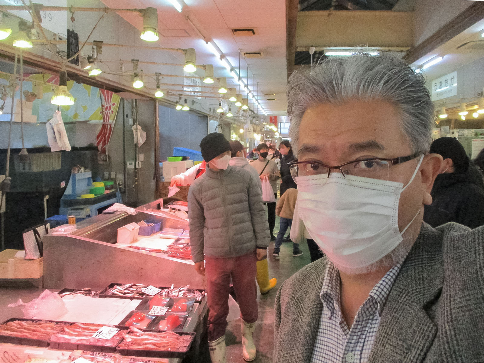  佐野漁協の魚市場を視察する三宅善信代表 