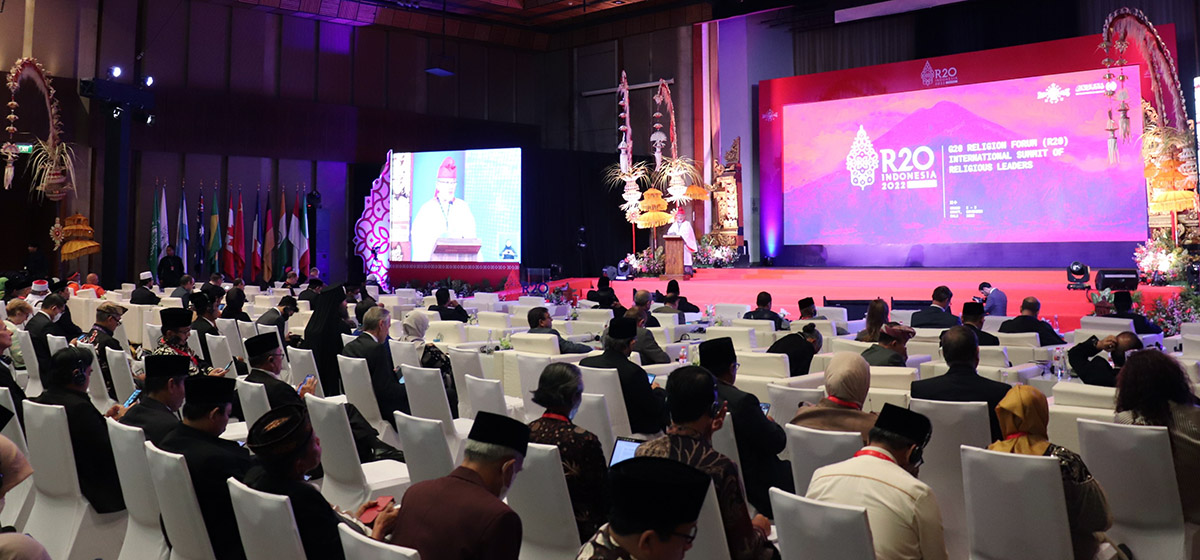 インドネシアで開催されたG20国際宗教指導者サミットで基調講演を行い、主催者から表彰される三宅善信代表