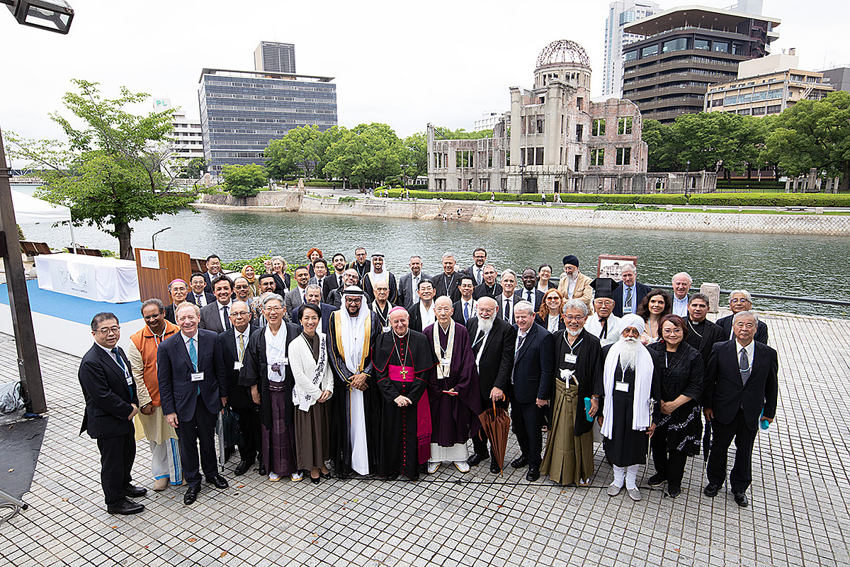  AI倫理会議参加者と原爆ドーム前での記念写真