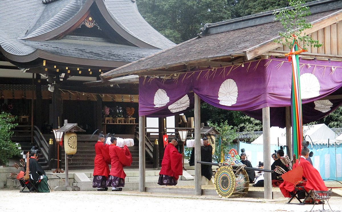 天皇陛下からの奉幣を神前に供える田中恆清石清水八幡宮司