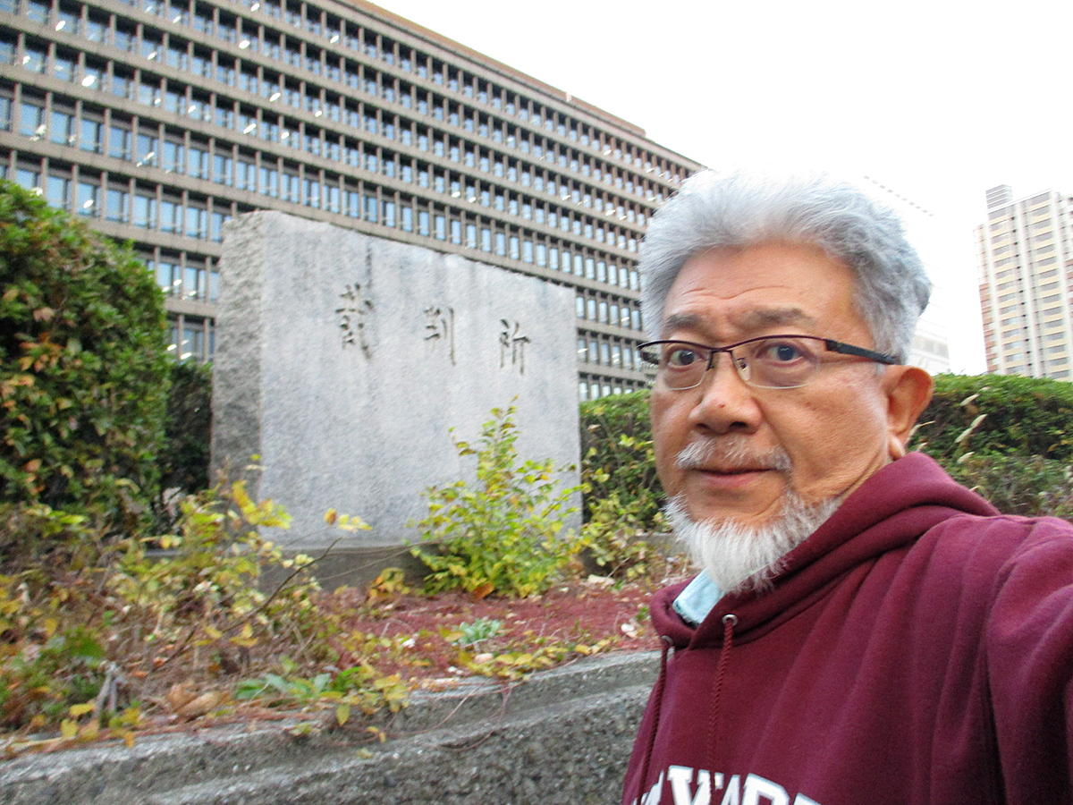  大阪地方裁判所を訪れる三宅善信代表 ）