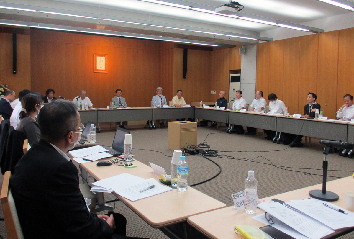  金光教中近畿教区委員会で教団会議員として発言する三宅善信師 