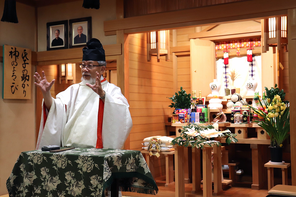  春日丘教会の秋季大祭で教話する三宅善信師 