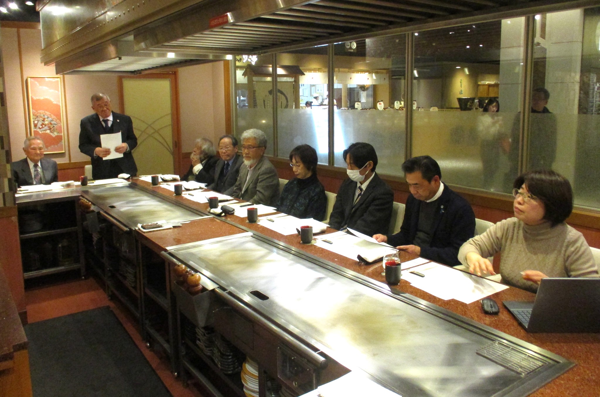 ぷれじでんと千房大丸店で開催された大阪ユネスコ協会の理事会・納会の様子