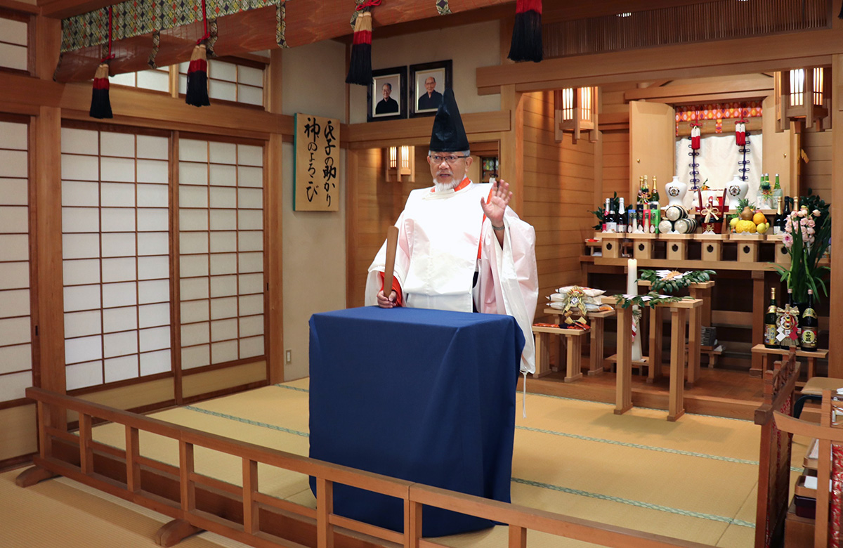 元旦祭で年頭教話をする三宅善信師