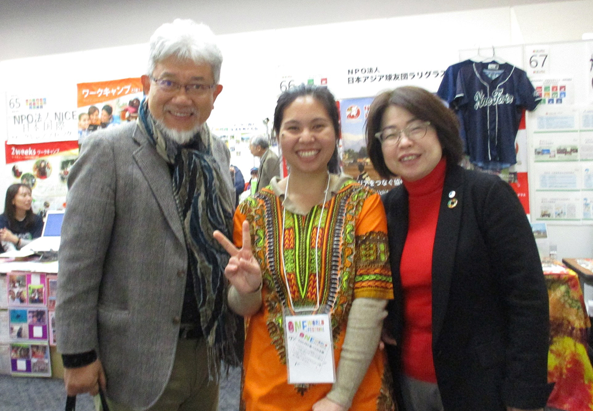 ワンワールドフェスティバルで各ブースを訪れる三宅善信師