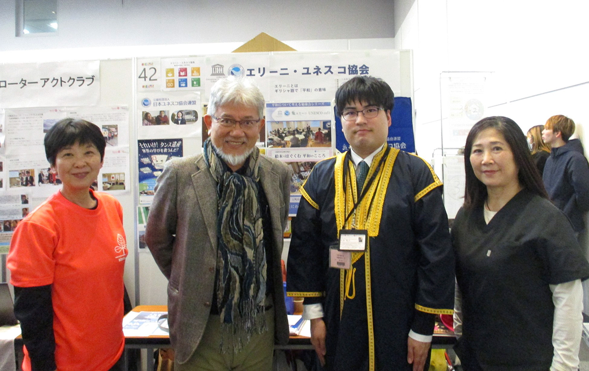 ワンワールドフェスティバルで各ブースを訪れる三宅善信師