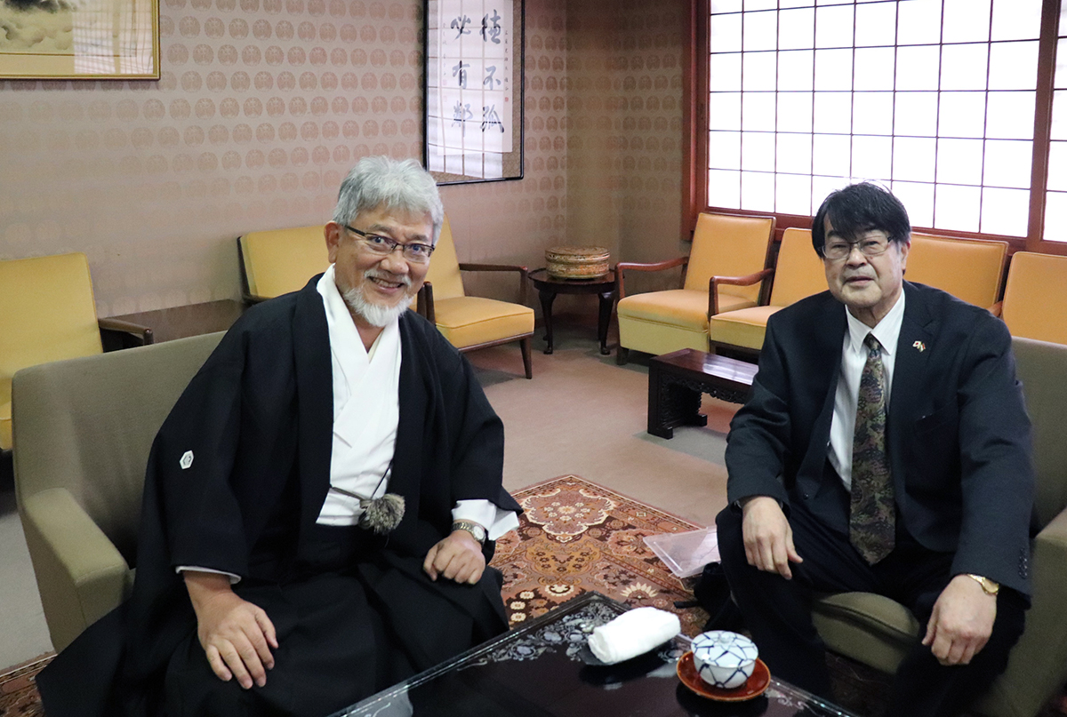 中島裕司関西ハンガリー交流協会事務局長と懇談する三宅善信師