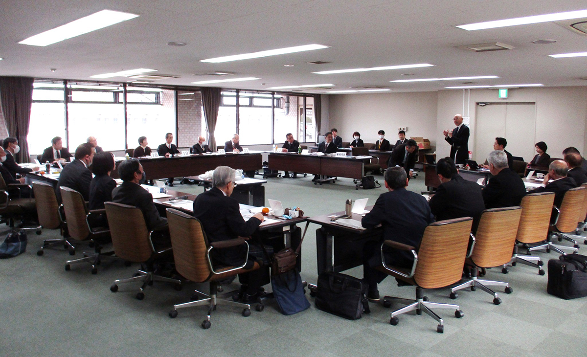 公共法人の資産運用について専門家を講師に招いて学ぶ金光教教団会議員たち