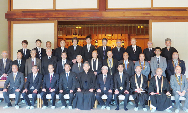 金光教泉尾教会に正式参拝した大阪府宗教連盟理事一行の記念撮影