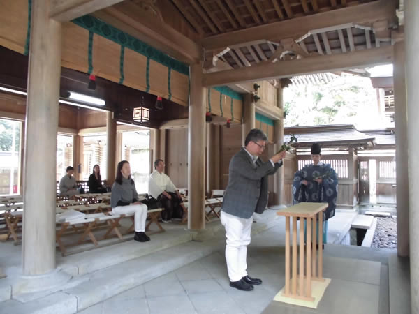 伊奈波神社に正式参拝し、玉串を奉奠する三宅善信代表