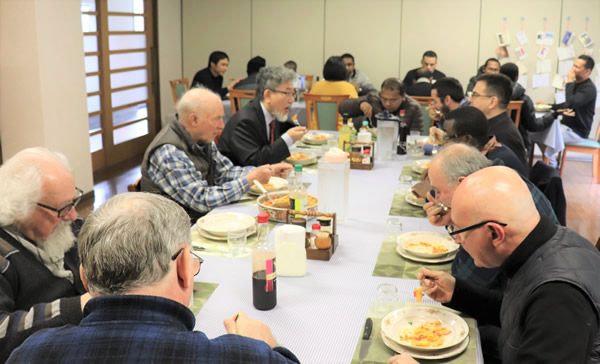 この施設には、高齢で引退した外国人宣教師も何名か暮らしており、彼らと食事を摂りながら意見交換