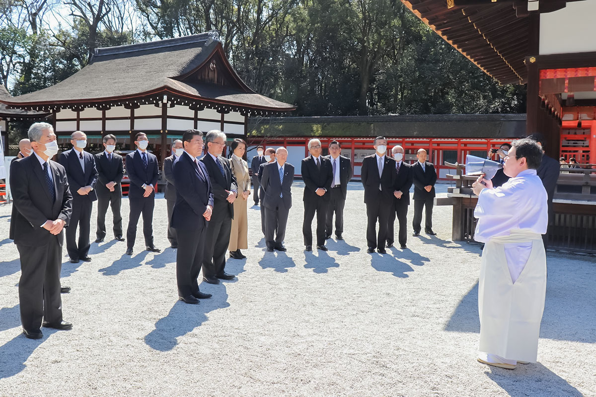 神職から下鴨神社の歴史についてレクチャーを受けるWCRP日本委員会役員諸師