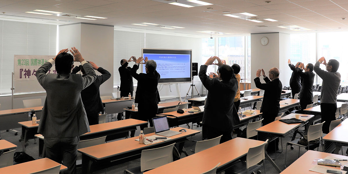 宮﨑貞行元帝京大学教授の指導で「川面凡児の身体作法」を実演するセミナー参加者たち