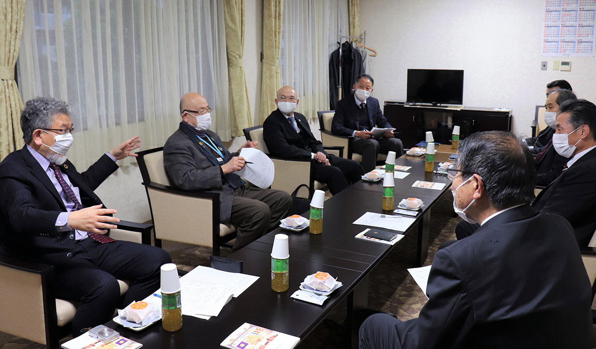 大阪府宗教連盟の正副理事長会合で議論をリードする三宅善信代表