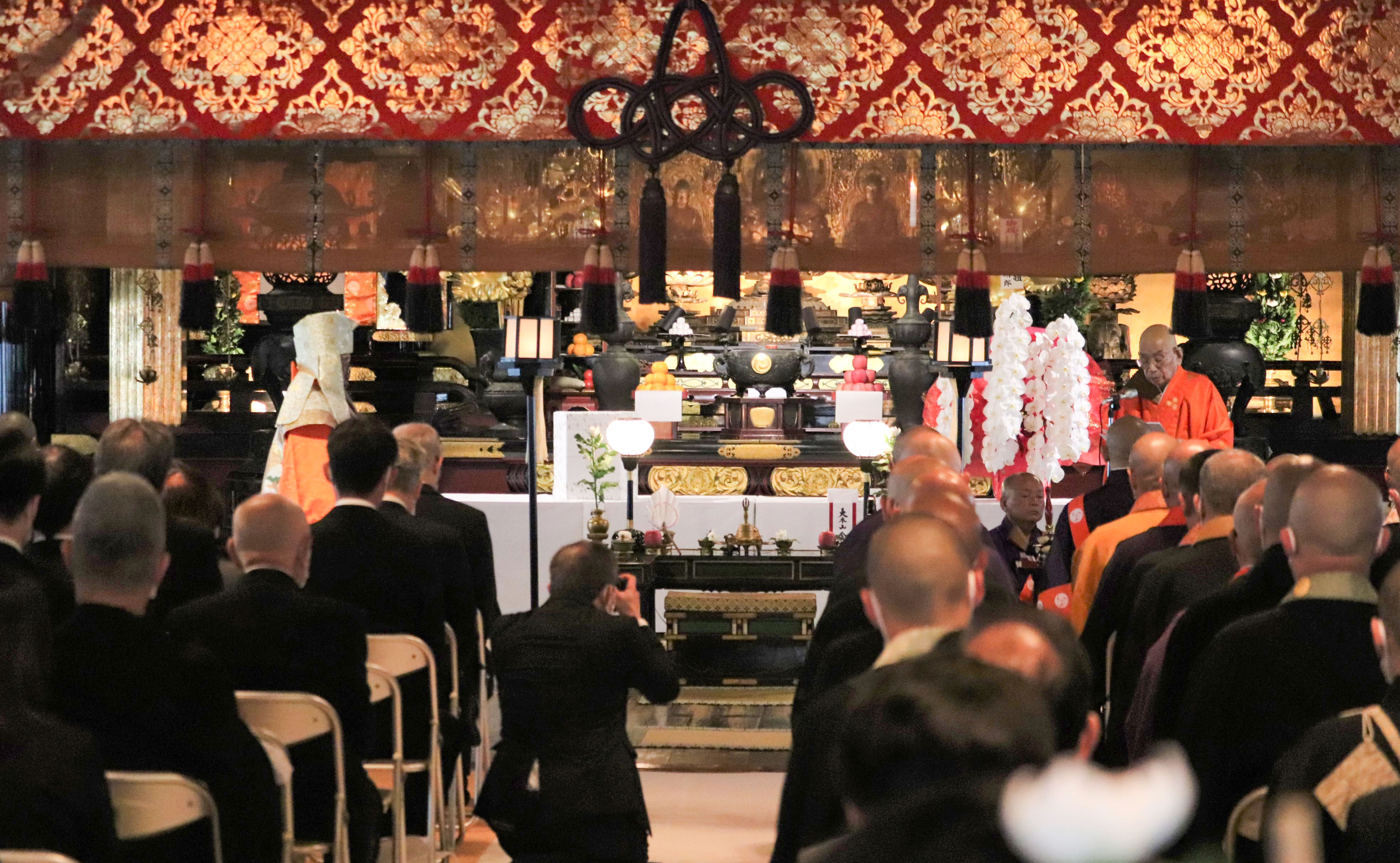 四天王寺本坊五智光院で厳修された瀧藤尊淳管長の晋山式で祝辞を述べる大樹孝啓天台座主