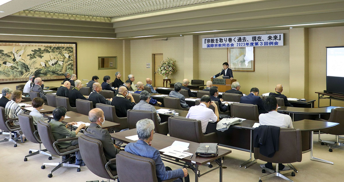 国際宗教同志会の例会で熱弁する鵜飼秀徳師