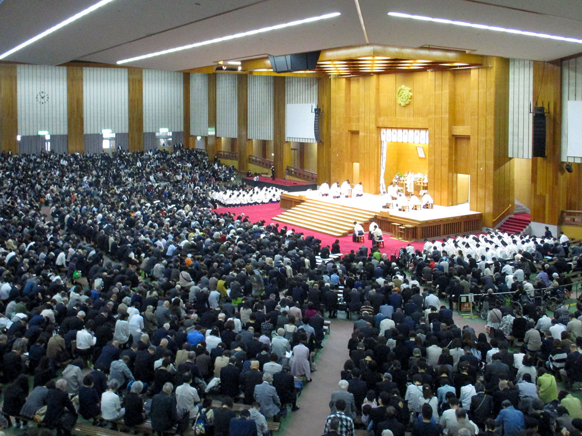 本部広前祭場で厳修された教祖140年生神金光大神大祭と祭詞を奏上する金光浩道教主