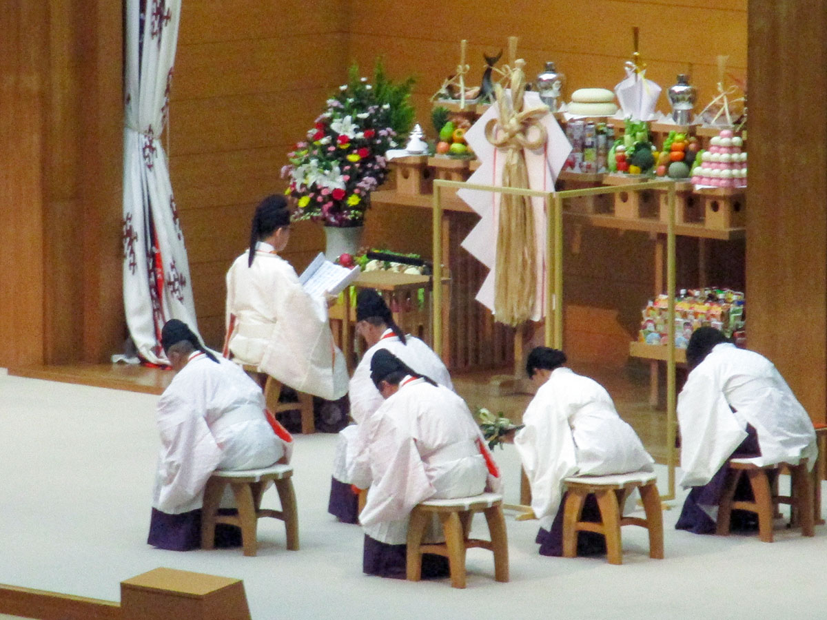 本部広前祭場で厳修された教祖140年生神金光大神大祭と祭詞を奏上する金光浩道教主