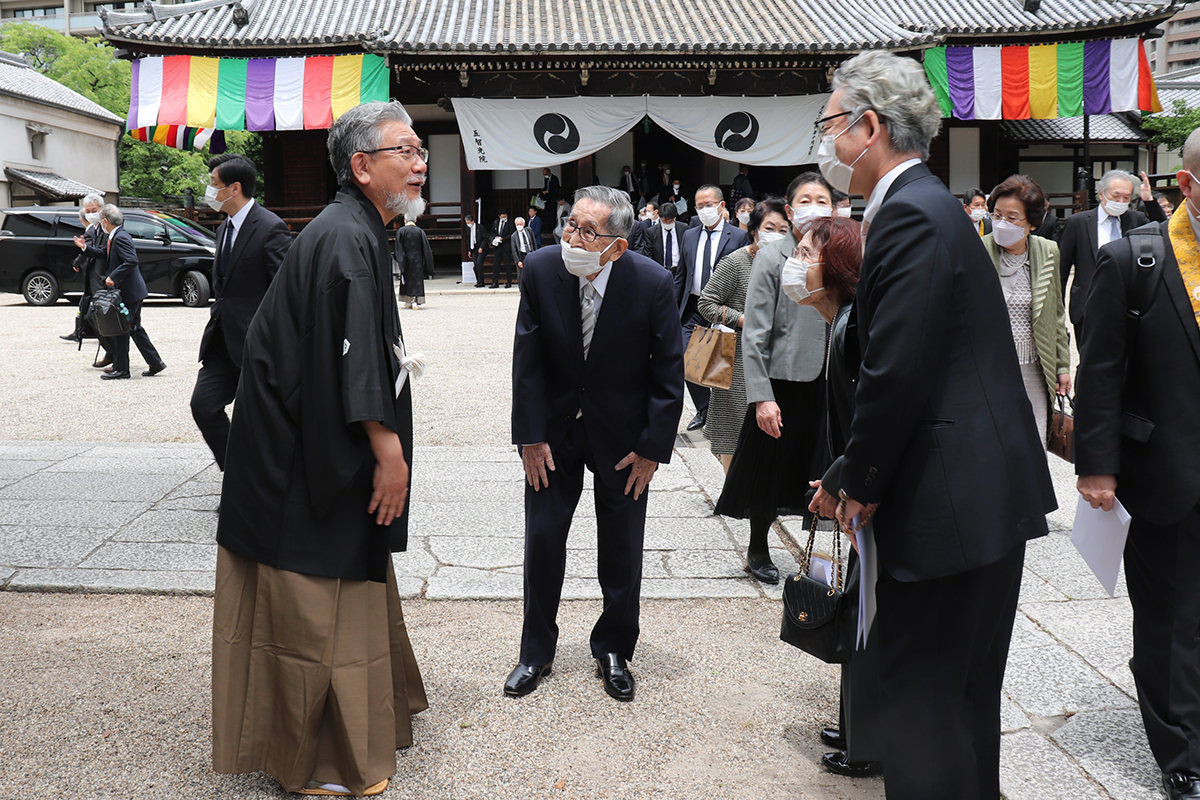 清風学園で厳修された平岡英信学園長の学園葬。　逝去される7カ月前に瀧藤尊淳和宗総本山四天王寺管長の晋山式で平岡英信師と挨拶する三宅善信代表