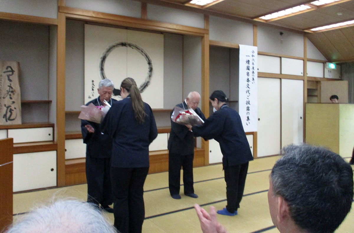 新旧当番への花束贈呈