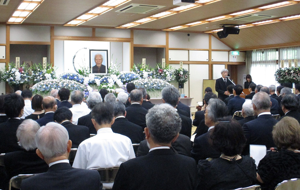 一燈園を代表して挨拶する谷野寅蔵当番、遺影に焼香する三宅善信師