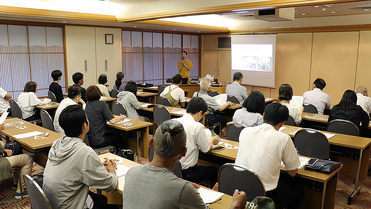 斎宮セミナーで古代スイーツについて講演する前川佳代研究員