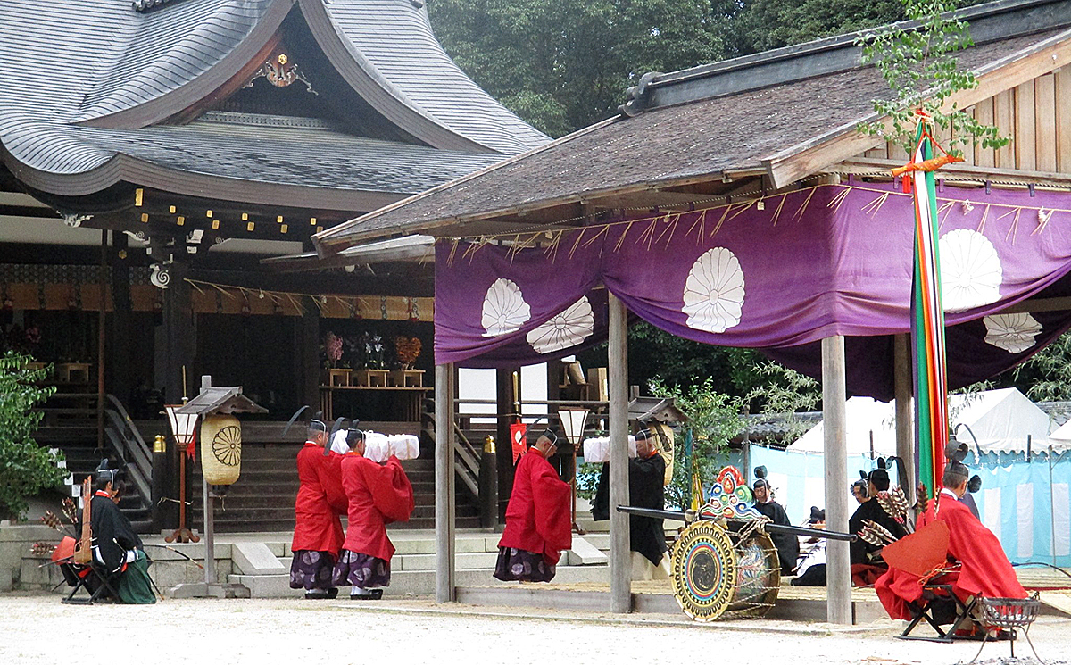 暗闇の中、参上の本殿から里の頓宮へ動座する御鳳輦（左）、頓宮へ天皇陛下からの御幣物をお供えする田中恆清宮司（右）