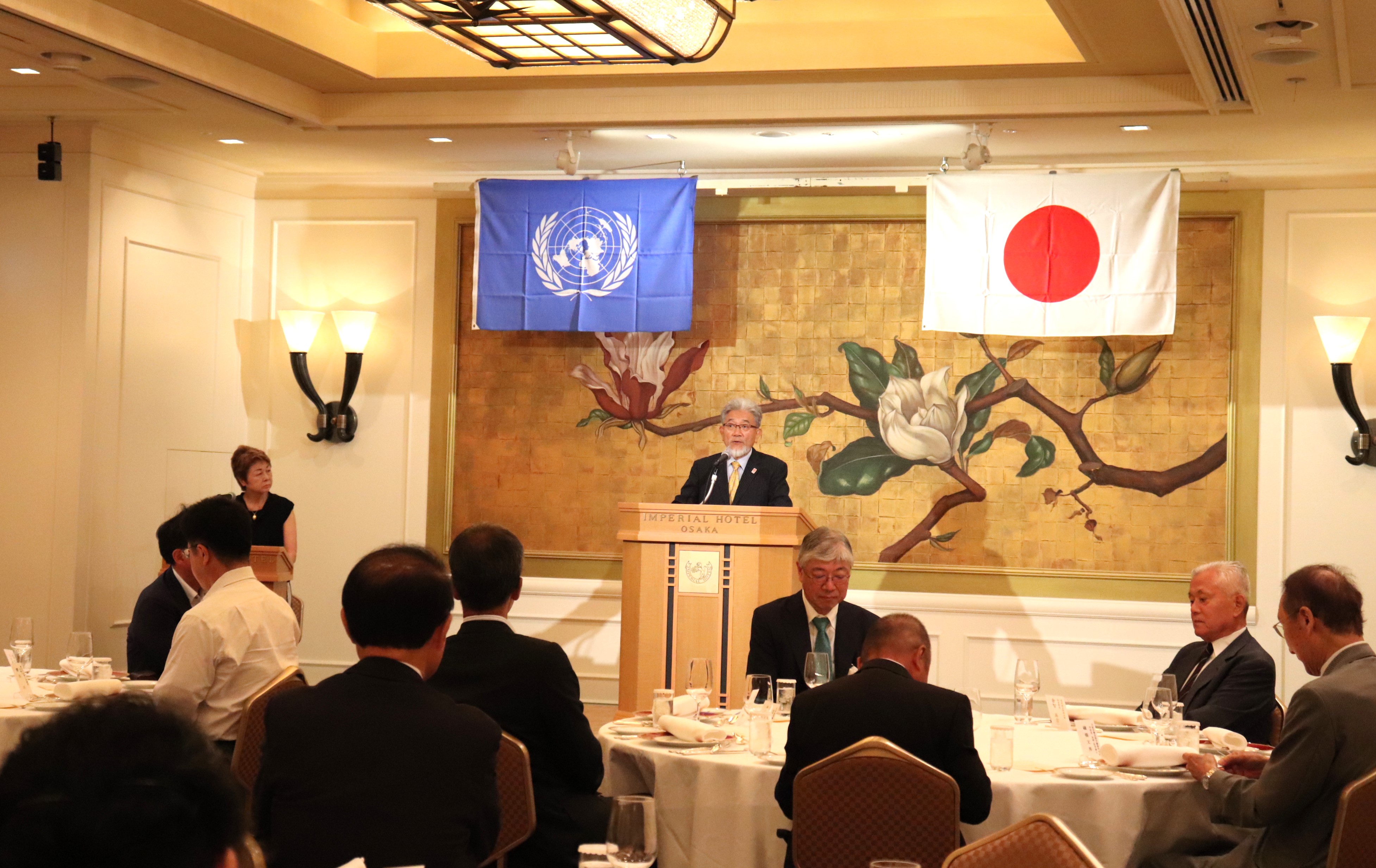 東京平和円卓会議関西国連協会の理事会の議長を務める三宅善信師、講演会で主催者を代表して挨拶を行う三宅善信師