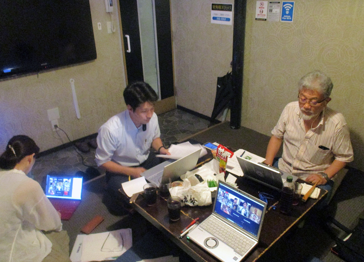 カラオケボックスで開催されたIARFオンライン会議