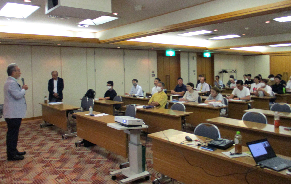 共催団体として挨拶をする三宅善信神道国際学会理事長