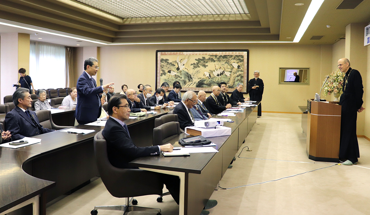 ウクライナ系米国人正教会司祭のポール・コロルク師の講演を受けて質問をする国際宗教同志会会員の岡野正純孝道教団統理 ウクライナ系米国人正教会司祭のポール・コロルク師の講演を受けて質問をする国際宗教同志会会員の岡野正純孝道教団統理