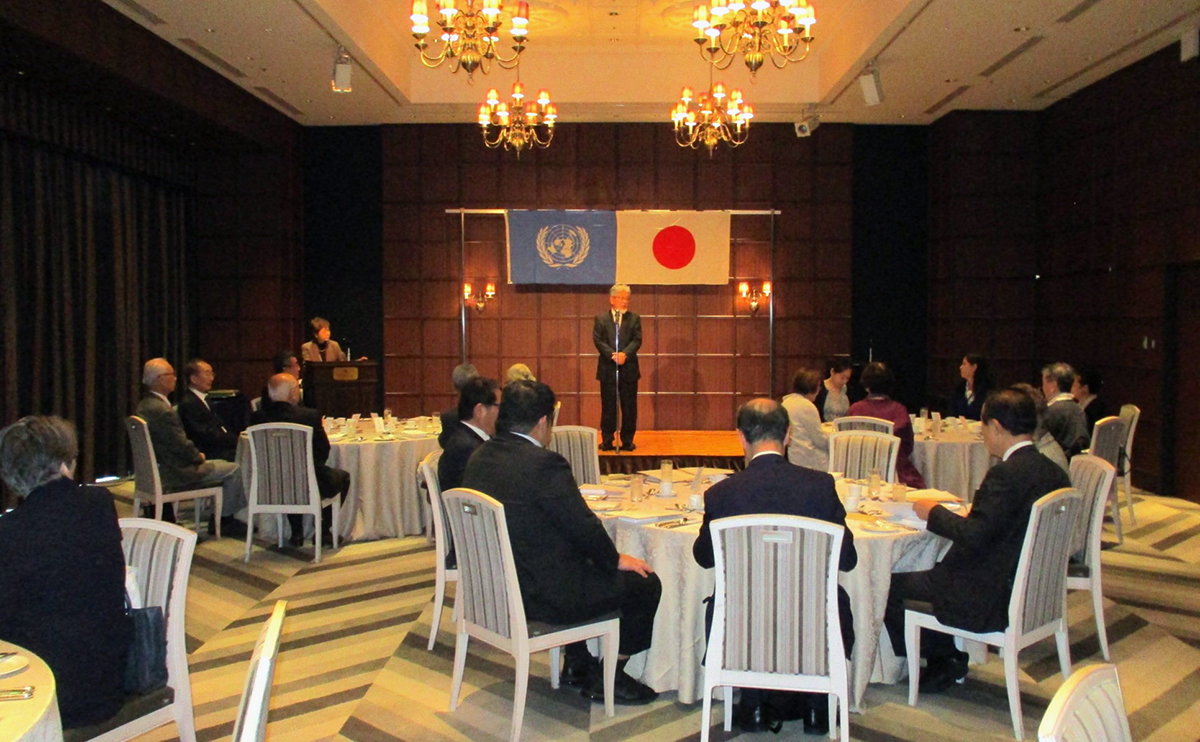 関西国連協会理事長として挨拶を行い、作文コンテストの優秀校を表彰する三宅善信師