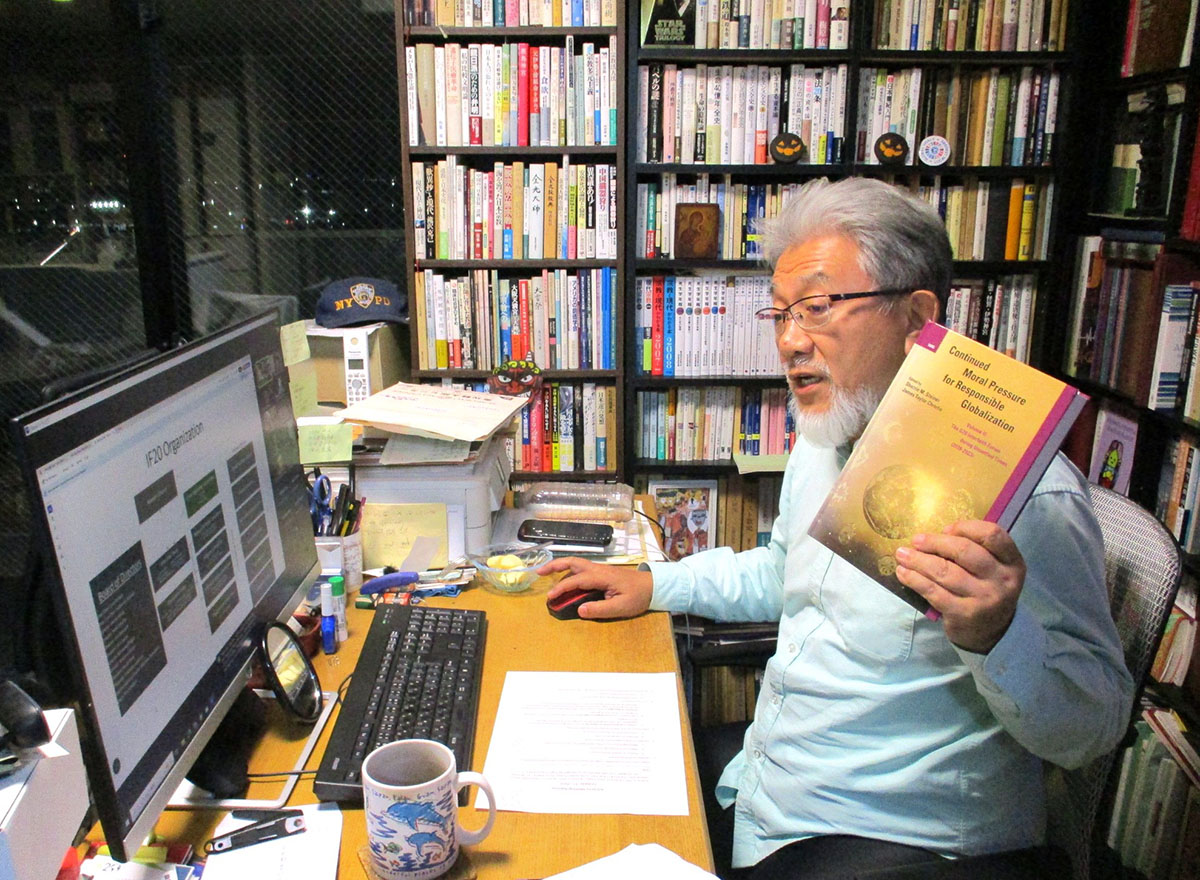IF20国際顧問団会議で近著を掲げて意見を述べる三宅善信師 IF20国際顧問団会議で近著を掲げて意見を述べる三宅善信師