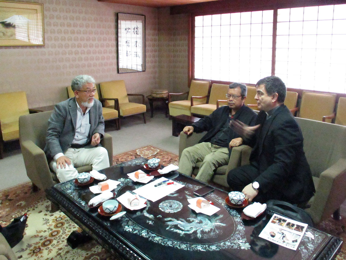 ザベリオ宣教会の神父たちと交流する三宅善信師