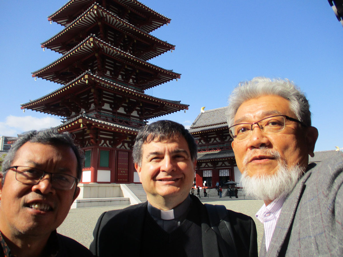 ザベリオ宣教会の神父たちと交流する三宅善信師