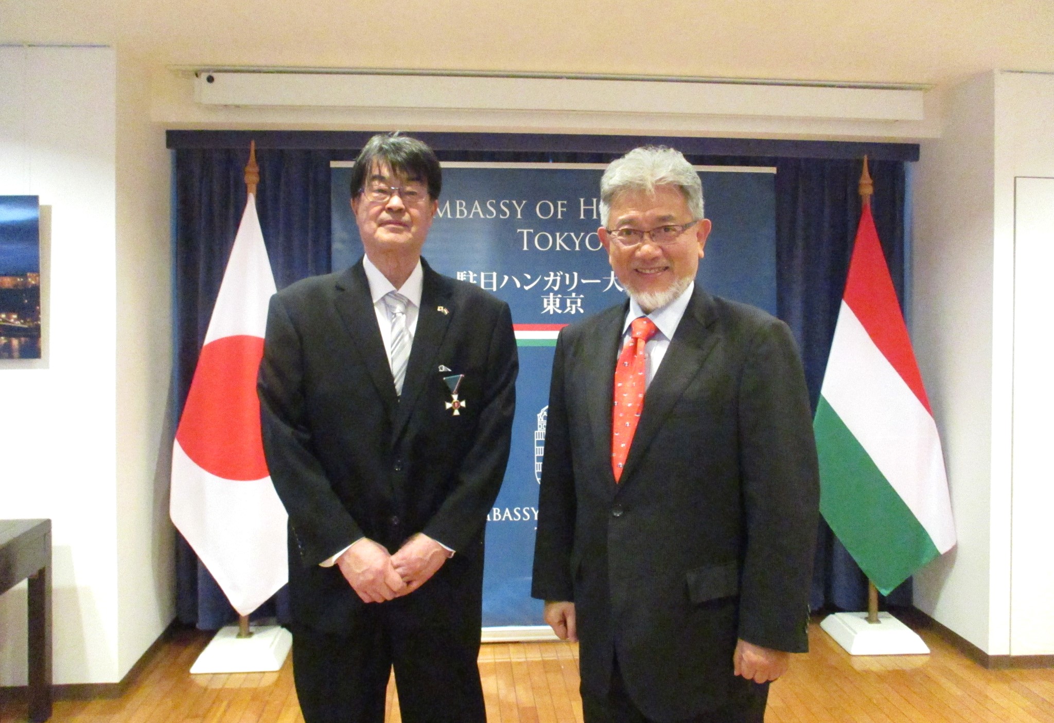 ハンガリー国から叙勲された中島裕司博士と共に