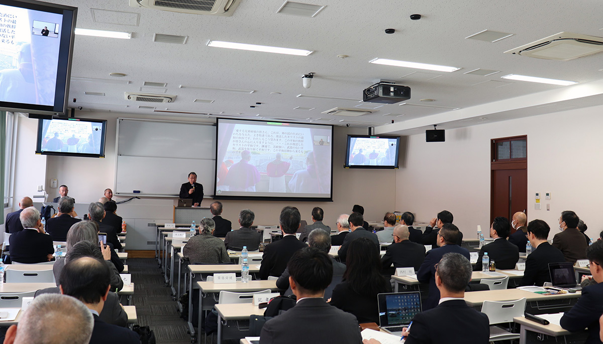 コルモス研究会議公開講演会の様子、講師の菊地功枢機卿と吉水岳彦師