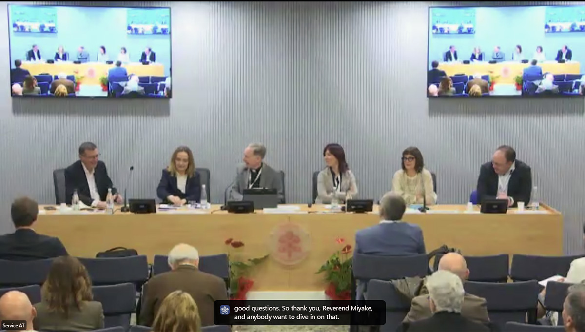 日本から唯一この会議に参加した三宅善信師のコメントについて討議するパネリストたち