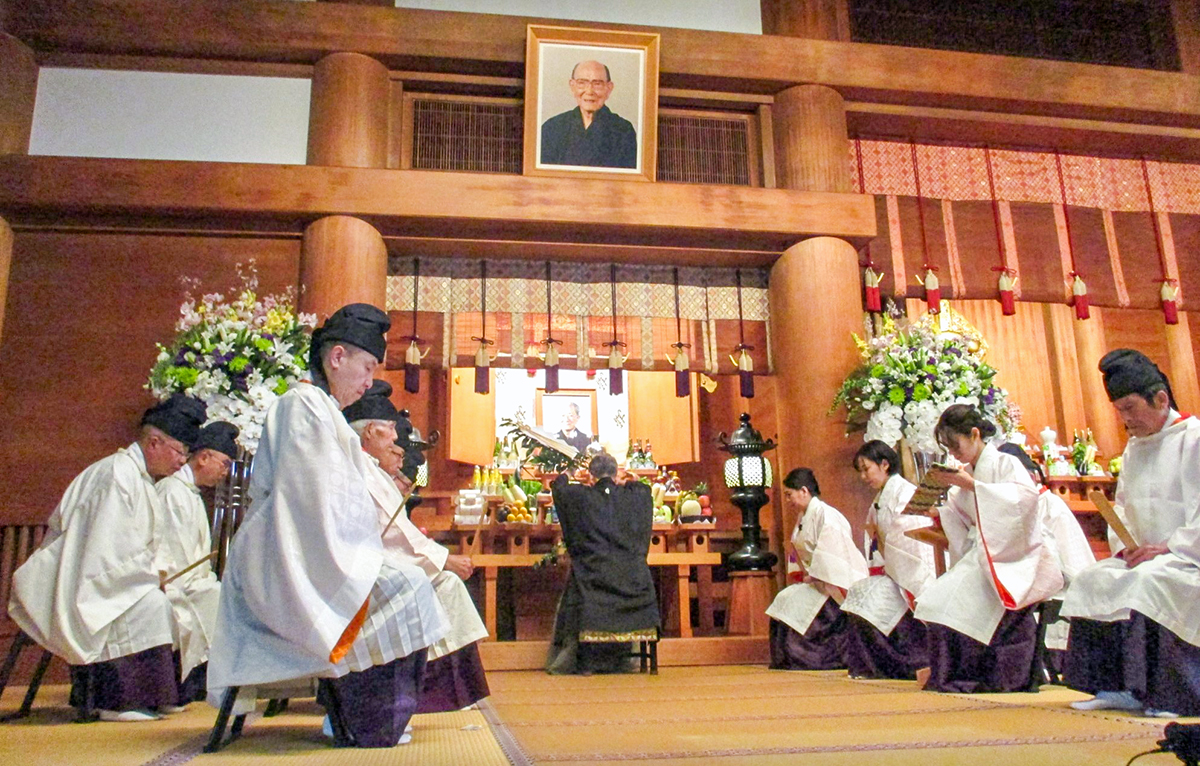 三宅龍雄大人二十年祭で霊前に玉串を奉奠する三宅光雄師