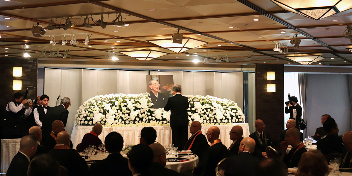 三宅龍雄大人二十年を偲ぶ会で献花する次男の三宅善信師