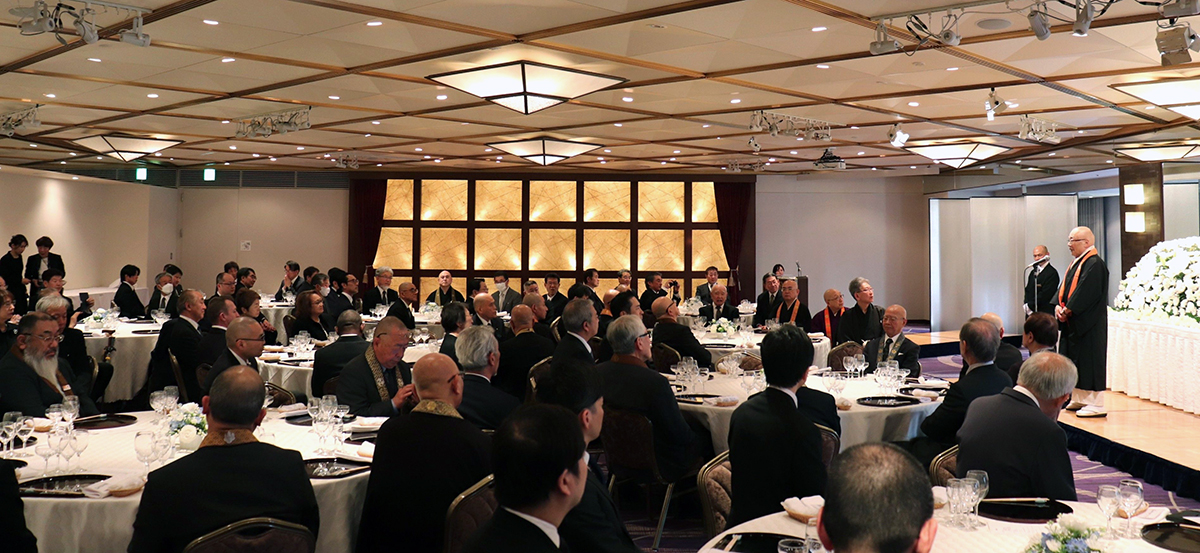 三宅龍雄大人二十年を偲ぶ会で挨拶する吉村暲英融通念佛宗管長