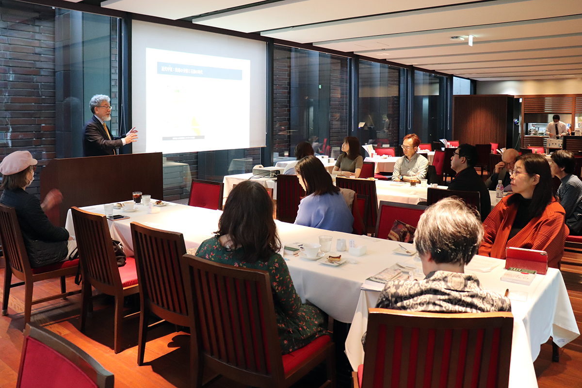 大阪弁護士会館でアラビアの歴史について講演する三宅善信師