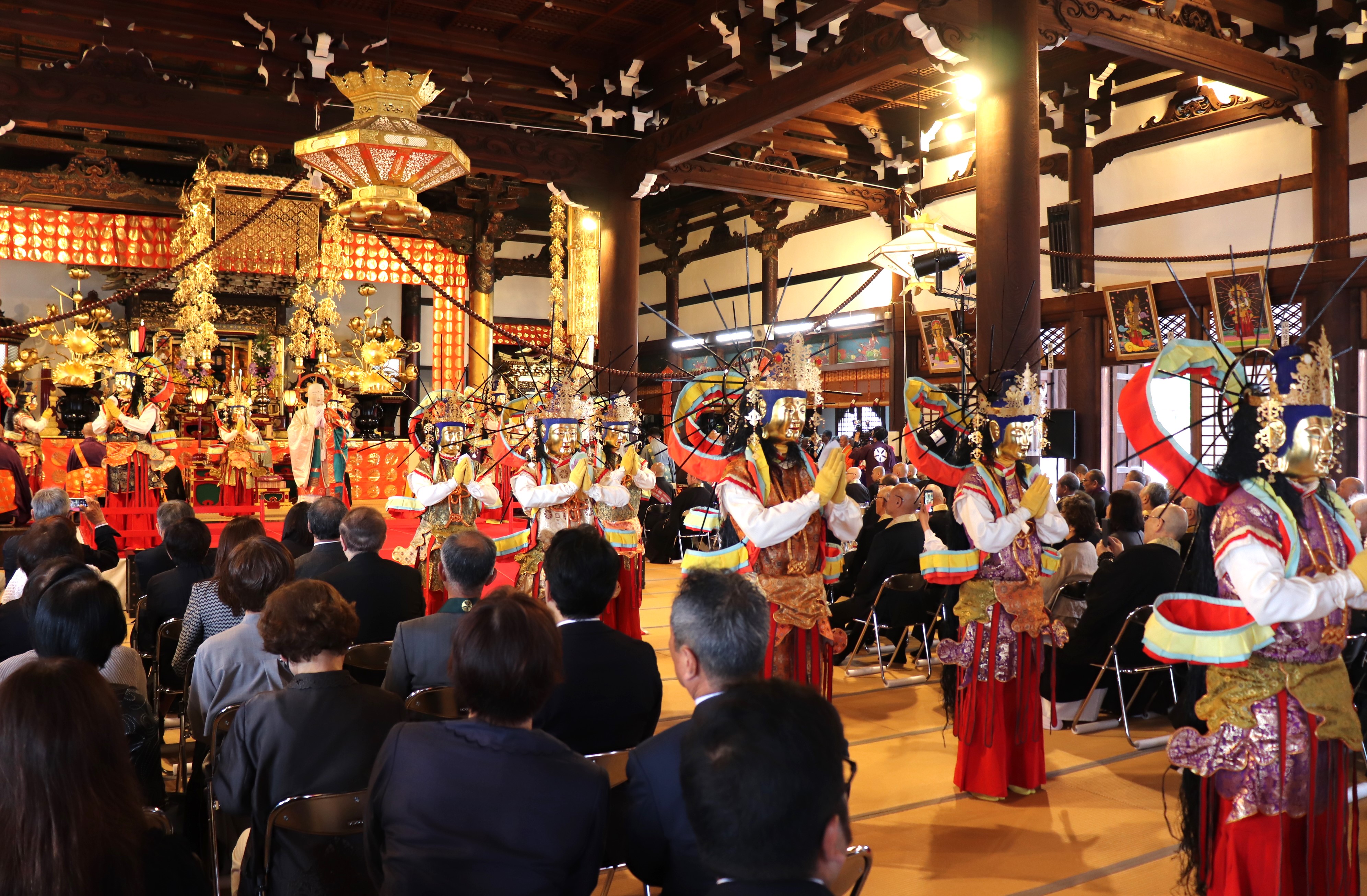 26菩薩が参列した大念佛寺の落慶法要と各宗派の代表と共に列席する三宅善信師