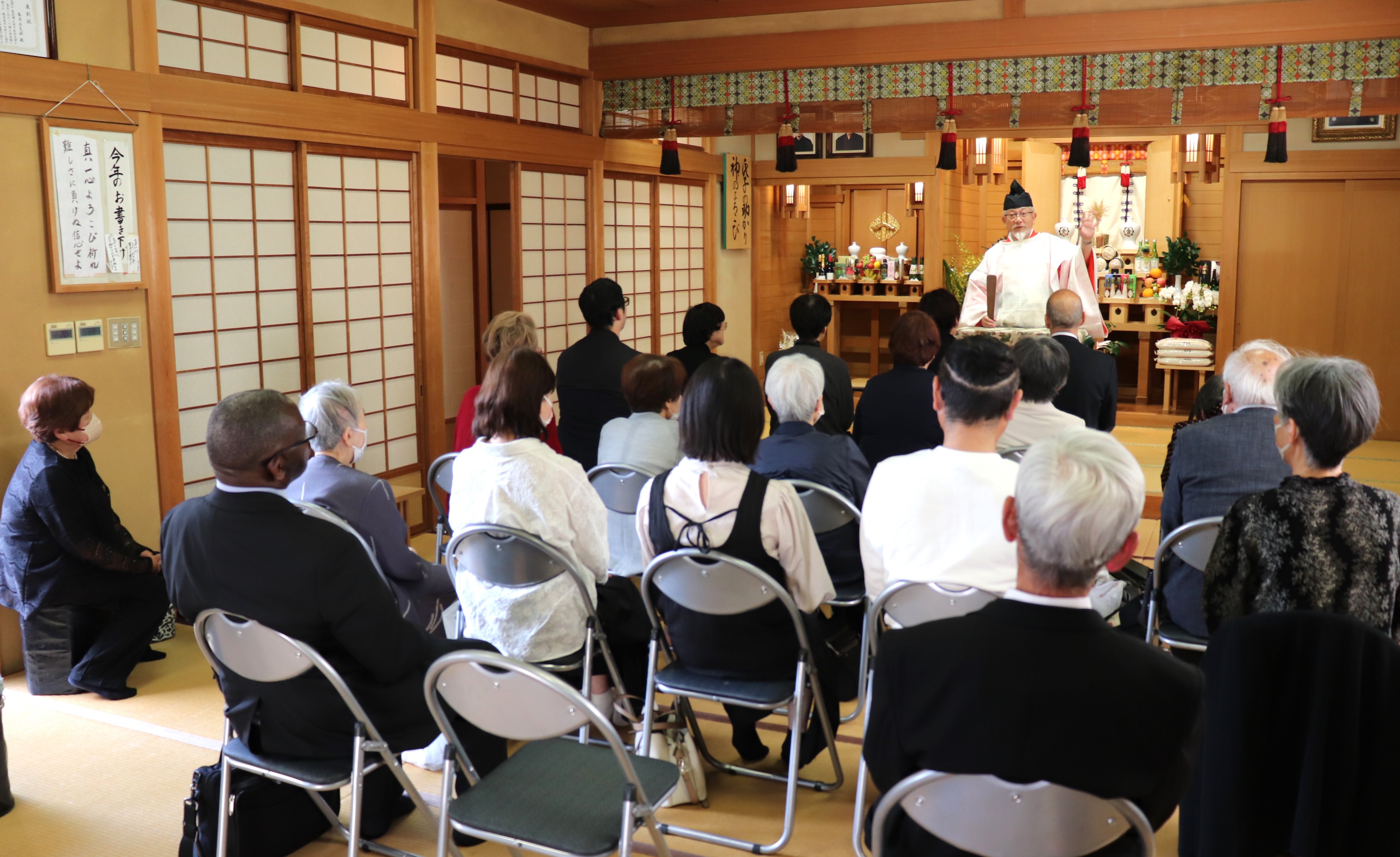 春日丘教会の開教70年記念大祭で教会長として教話する三宅善信師